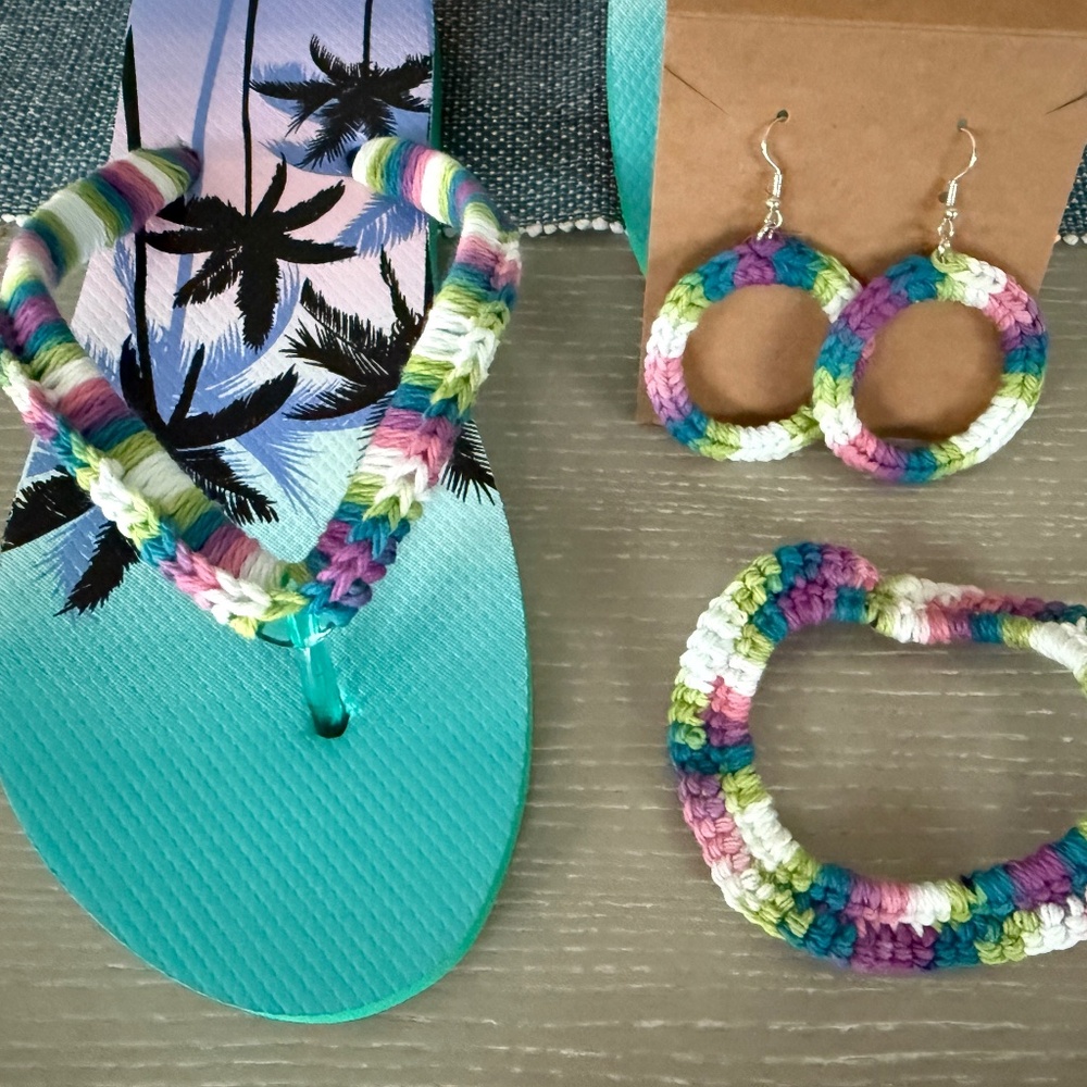 Crochet flip flops with accessories